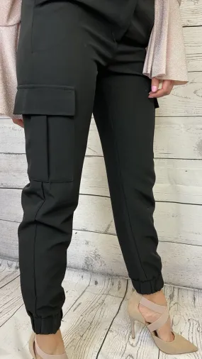 Pantaloni cargo neri con polsino sulla caviglia