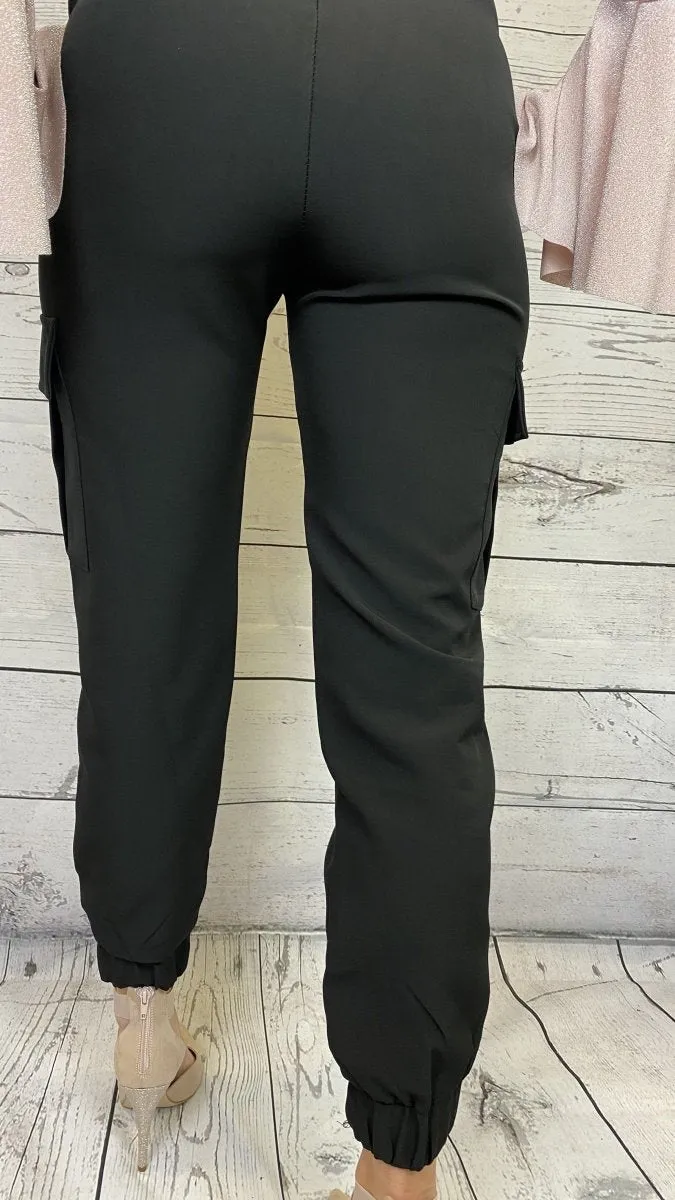 Pantaloni cargo neri con polsino sulla caviglia