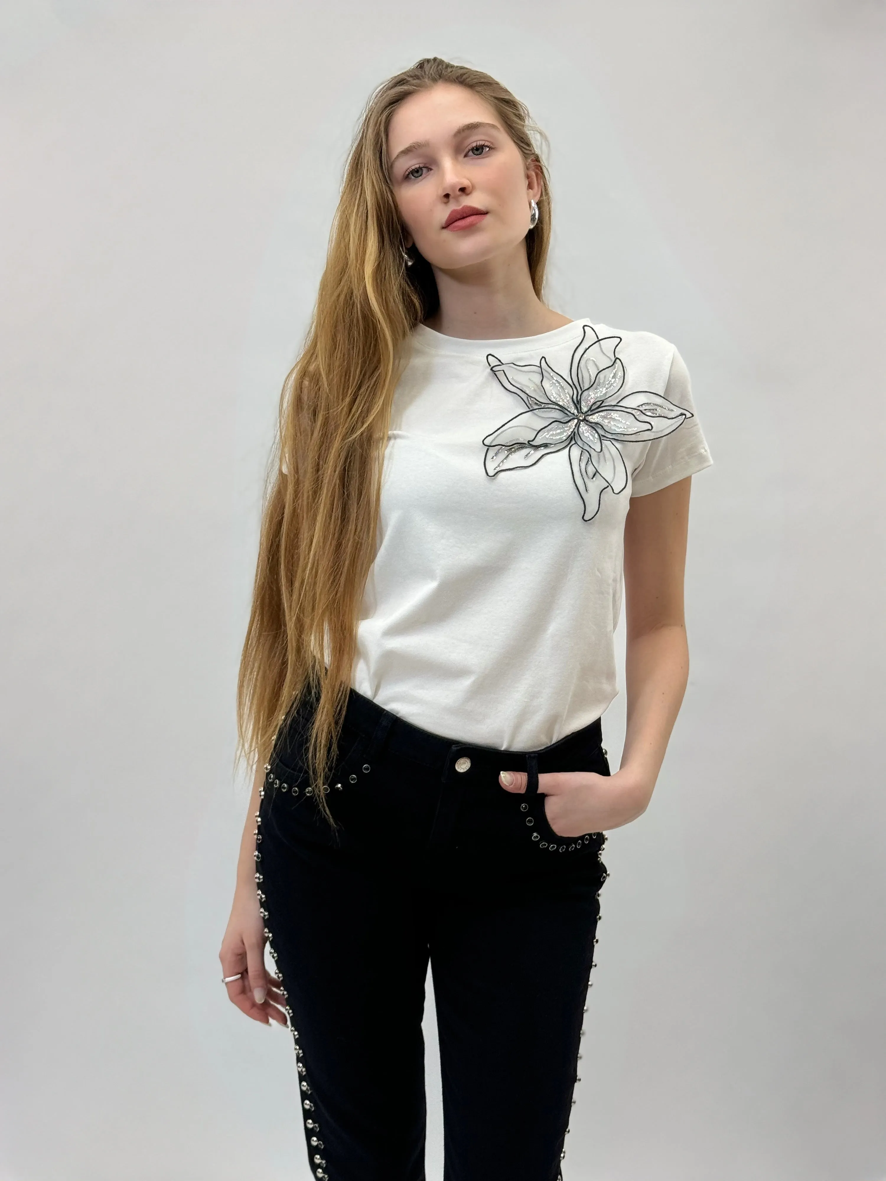 T-shirt con decorazione fiore