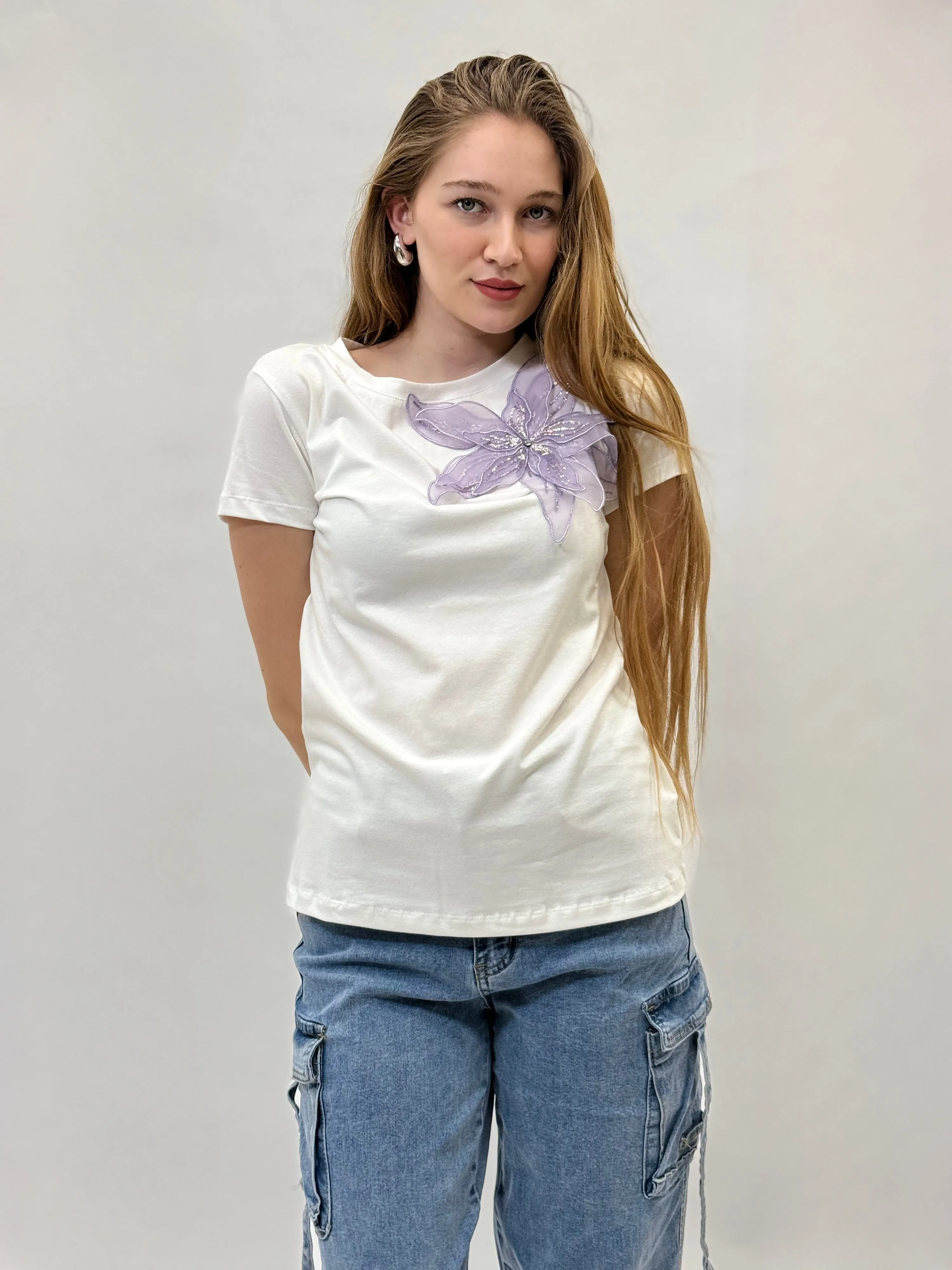 T-shirt con decorazione fiore