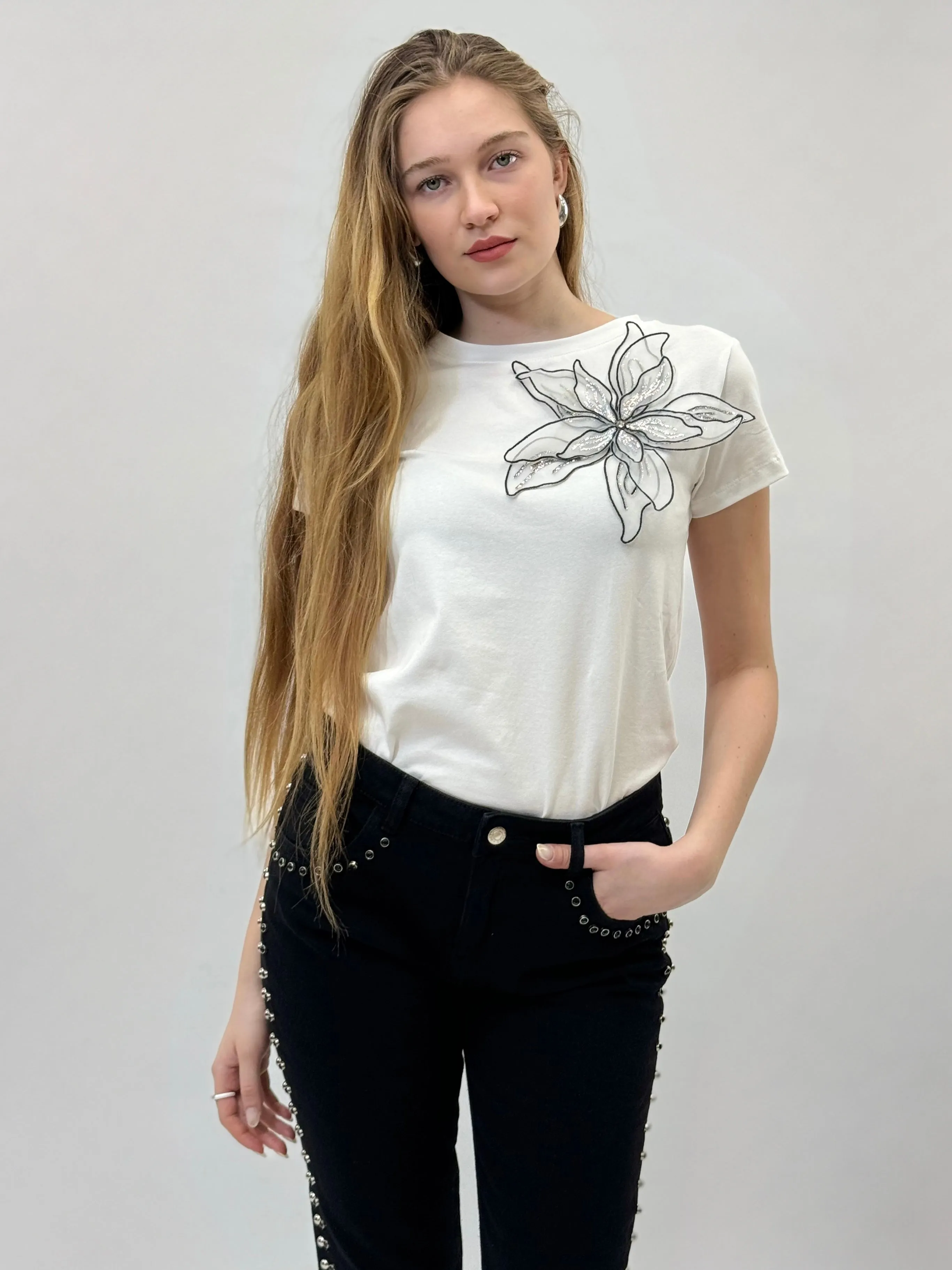 T-shirt con decorazione fiore